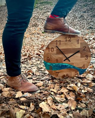 Objevte kouzlo přírody s našimi ořechovými hodinami v kombinaci s modrou pryskyřicí💙 Jedná se o hodiny WHALE 🐋 Pokud byste...