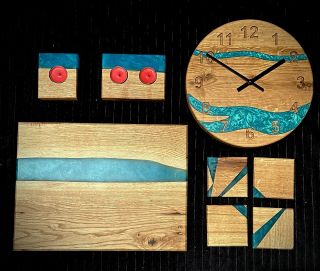 Je libo dřevěné hodiny, podtácky, svícny či prkénko? Nebo rovnou vše najednou ve stejném stylu provedení? U nás v James...