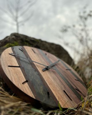 “Tyto nádherné tmavě zelené dřevěné hodiny nejen dodají vašemu interiéru špetku přírodní elegance, ale také vám pomohou...