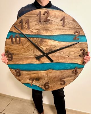 Luxusní hodiny o průměru 80 cm, ručně vyrobené z nádherného ořechového dřeva a modré pryskyřice. Dokonalý designový prvek...