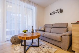 Tři speciální stoly pro speciálního zákazníka Mia apartment☺️ Stoly jsou vyrobené z dubového špalku, vylité černou...